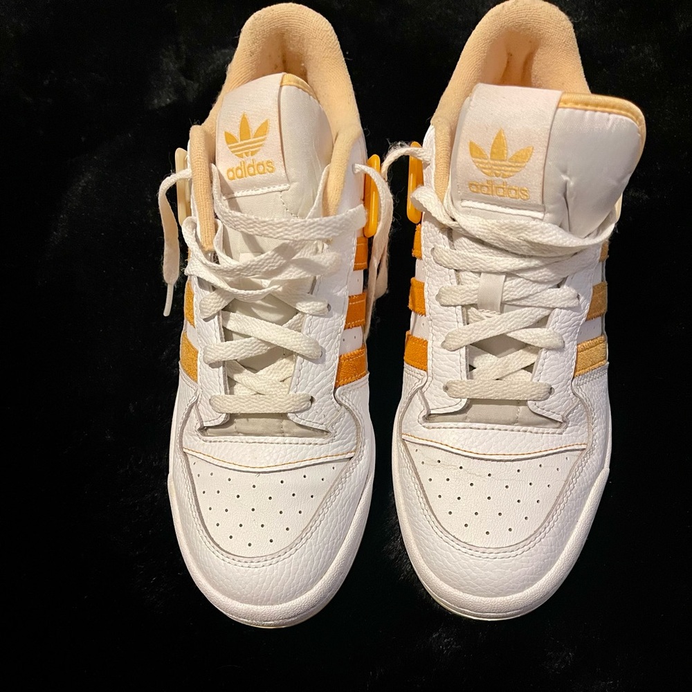 White and yellow . Size 9 very good condition.